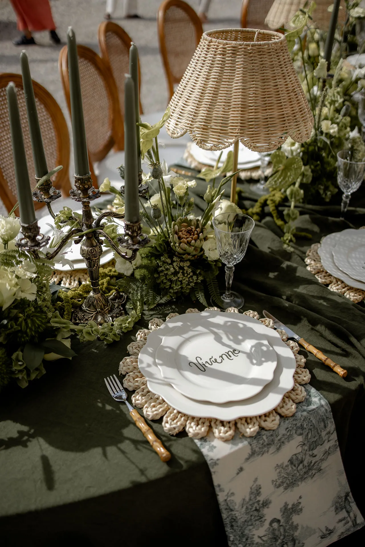 Elegante Tischdeko in Grün und Gold bei Luxus-Hochzeit am Chateau de Varennes mit Kerzenleuchter